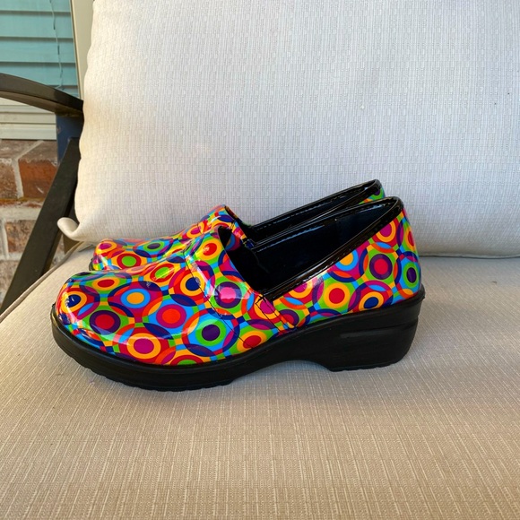 Slip resistant clogs - Picture 2 of 5